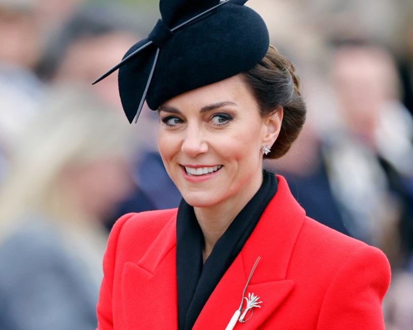 Kate Middleton w płaszczu za 15 tysięcy towarzyszy księciu Williamowi /Max Mumby /Getty Images