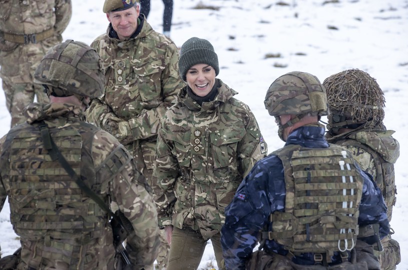 Kate Middleton w towarzystwie żołnierzy. /WPA Pool / Pool /Getty Images