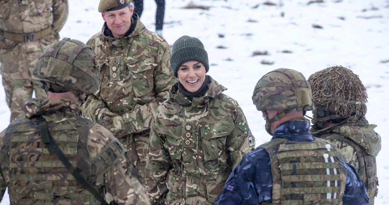 Kate Middleton w towarzystwie żołnierzy. /WPA Pool / Pool /Getty Images