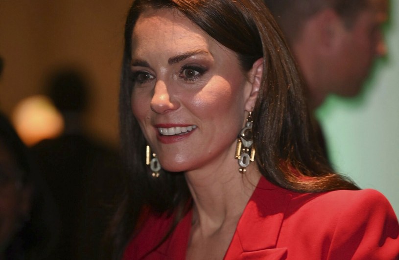 Kate Middleton zachwyca w ognistej stylizacji /Eddie Mulholland/Associated Press/East News /East News