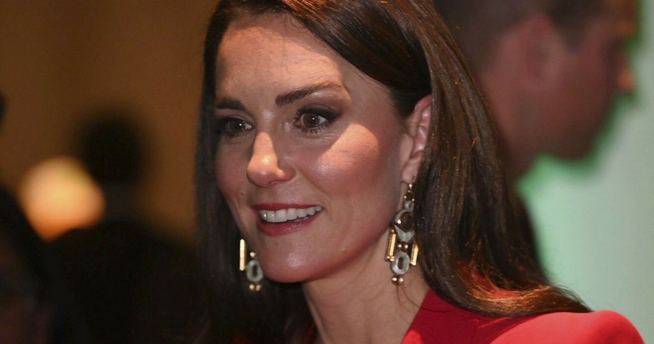 Kate Middleton zachwyca w ognistej stylizacji /Eddie Mulholland/Associated Press/East News /East News