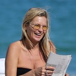Kate Moss relaksuje się na plaży w Miami