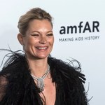 Kate Moss wyprowadzona z samolotu pod eskortą policji