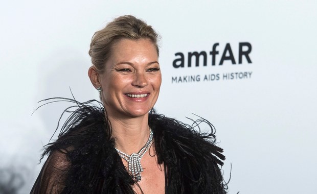 Kate Moss wyprowadzona z samolotu pod eskortą policji