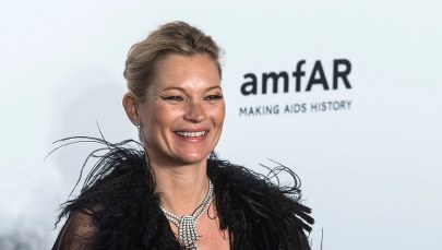 Kate Moss wyprowadzona z samolotu pod eskortą policji