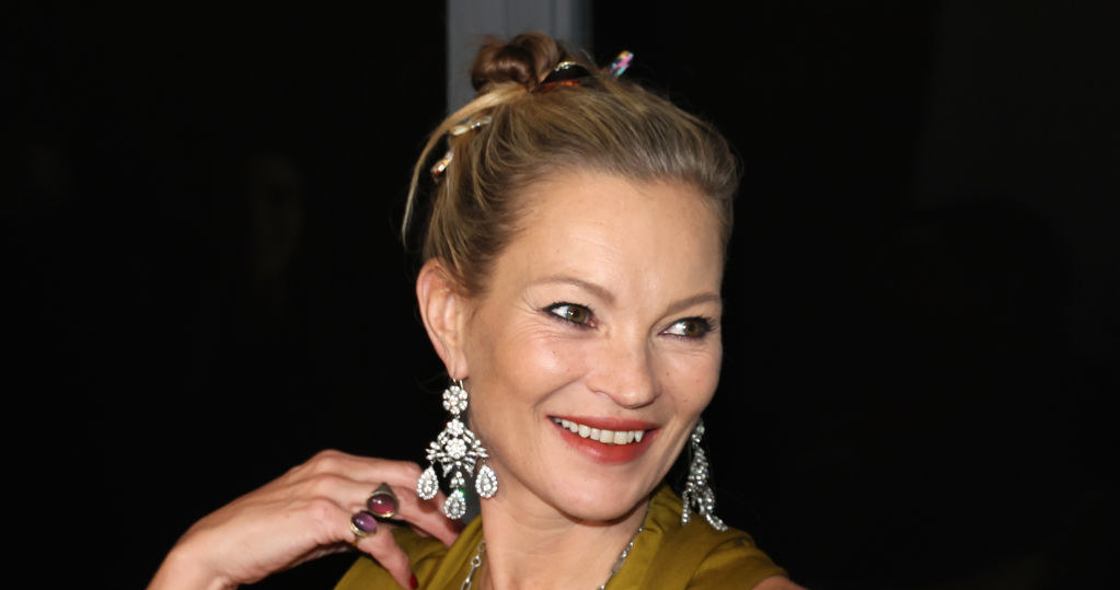 Kate Moss znów pojawiła się w „nagiej” kreacji. Wszyscy patrzyli tylko na nią / Dia Dipasupil / Staff /Getty Images