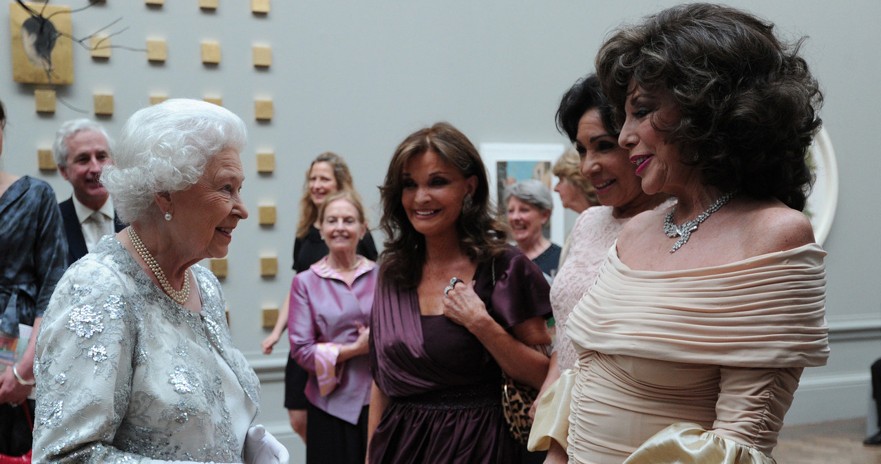 Kate O'Mara i Joana Collins na audiencji u Elżbiety II /- /Getty Images