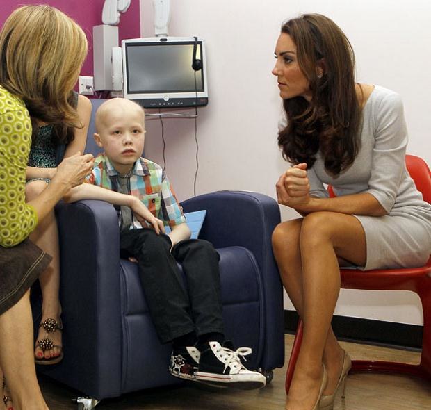 Kate uważnie słucha matki chorego chłopca. Fot. WPA Pool &nbsp; /Getty Images/Flash Press Media