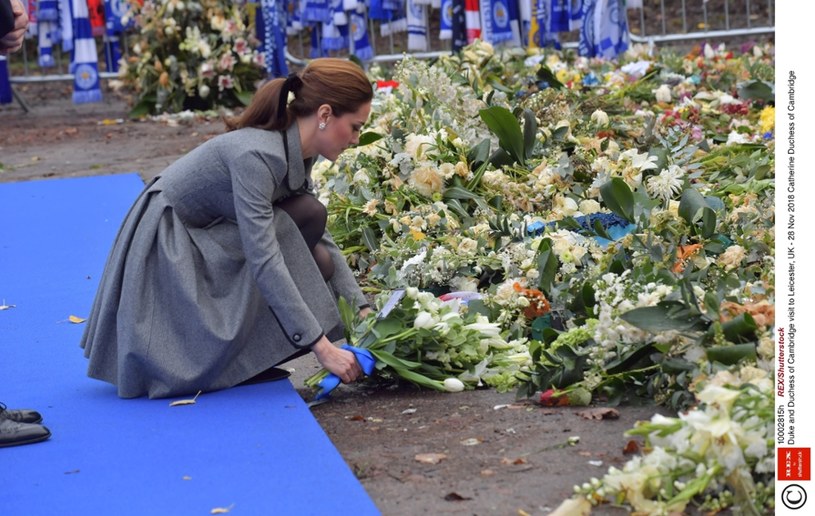Kate w imieniu swoim, męża i rodziny królewskiej złożyła kwiaty w hołdzie ofiarom wypadku /REX/Shutterstock /East News