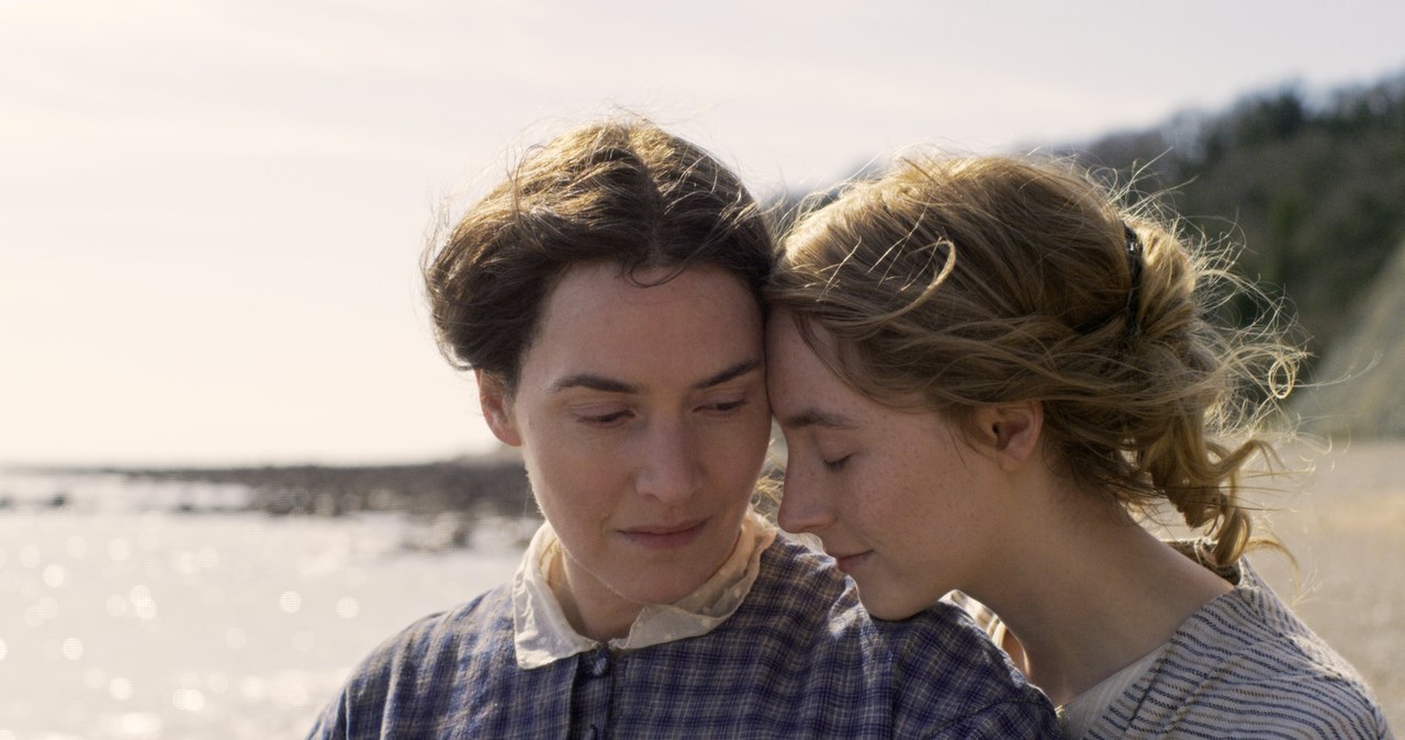 Kate Winslet i Saoirse Ronan w filmie "Amonit" /materiały prasowe