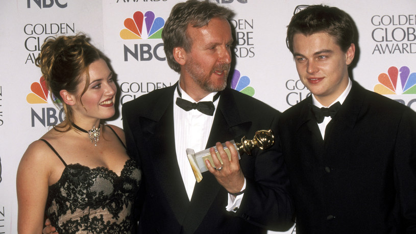Kate Winslet, James Cameron i Leonardo DiCaprio na rozdaniu "Złotych Globów" 1998 roku / Ron Galella/Ron Galella Collection  /Getty Images