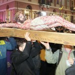 Katechetka na L4 niosła krzyż podczas procesji. Sprawa w sądzie