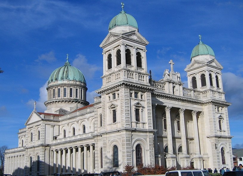 Katedra nie wytrzymała serii trzęsień ziemi /Greg O'Beirne /Wikimedia