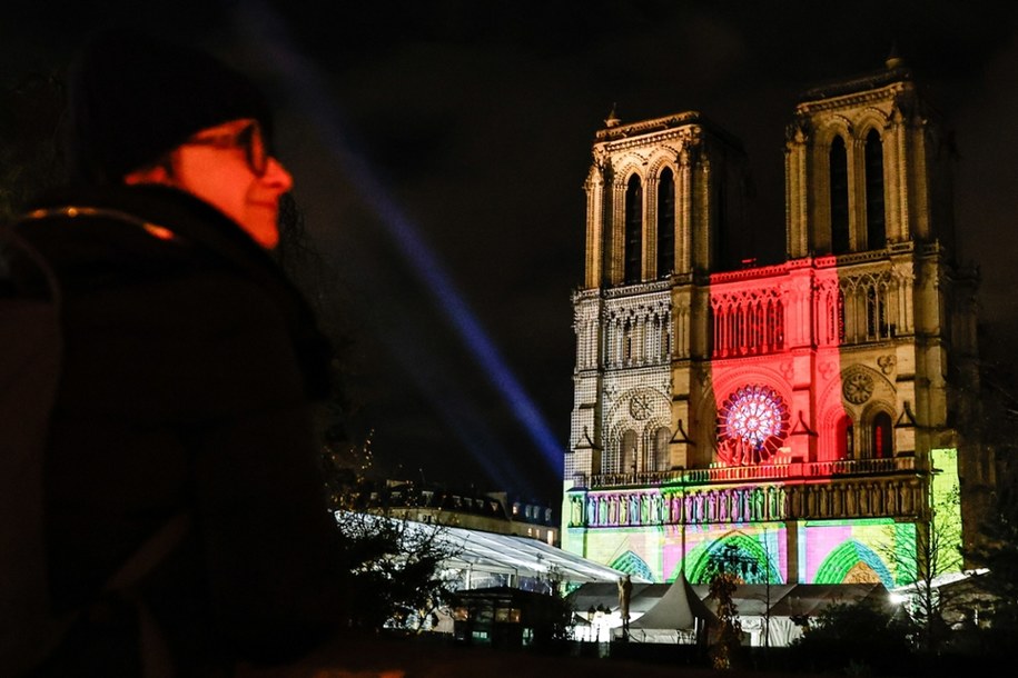 Katedra Notre-Dame - ostatnie godziny przed otwarciem /MOHAMMED BADRA /PAP/EPA