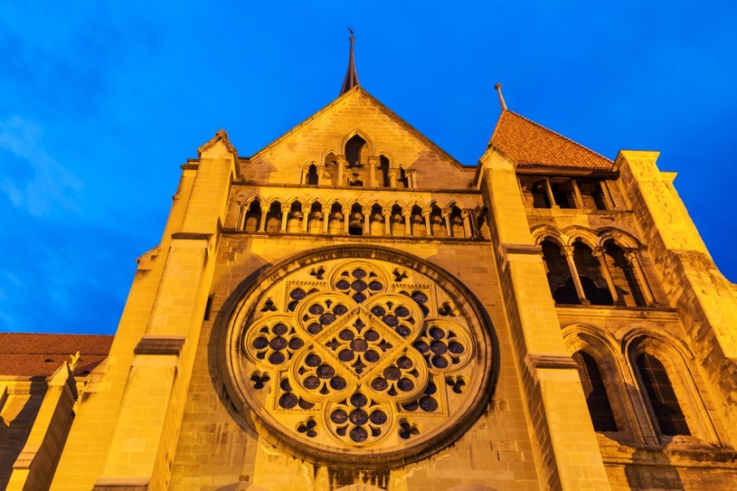 Katedra Notre Dame w Lozannie może poszczycić się unikatowymi witrażami przedstawiającymi znaki zodiak /123RF/PICSEL