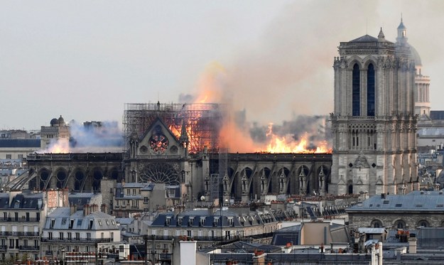 Katedra Notre Dame w ogniu /	JULIEN DE ROSA /PAP/EPA