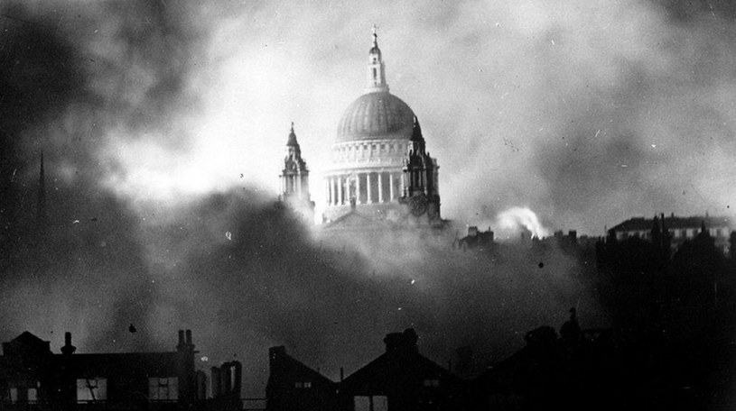 Katedra św. Pawła w Londynie podczas wielkiego pożaru w 1940 roku /Wikimedia Commons – repozytorium wolnych zasobów /INTERIA.PL/materiały prasowe
