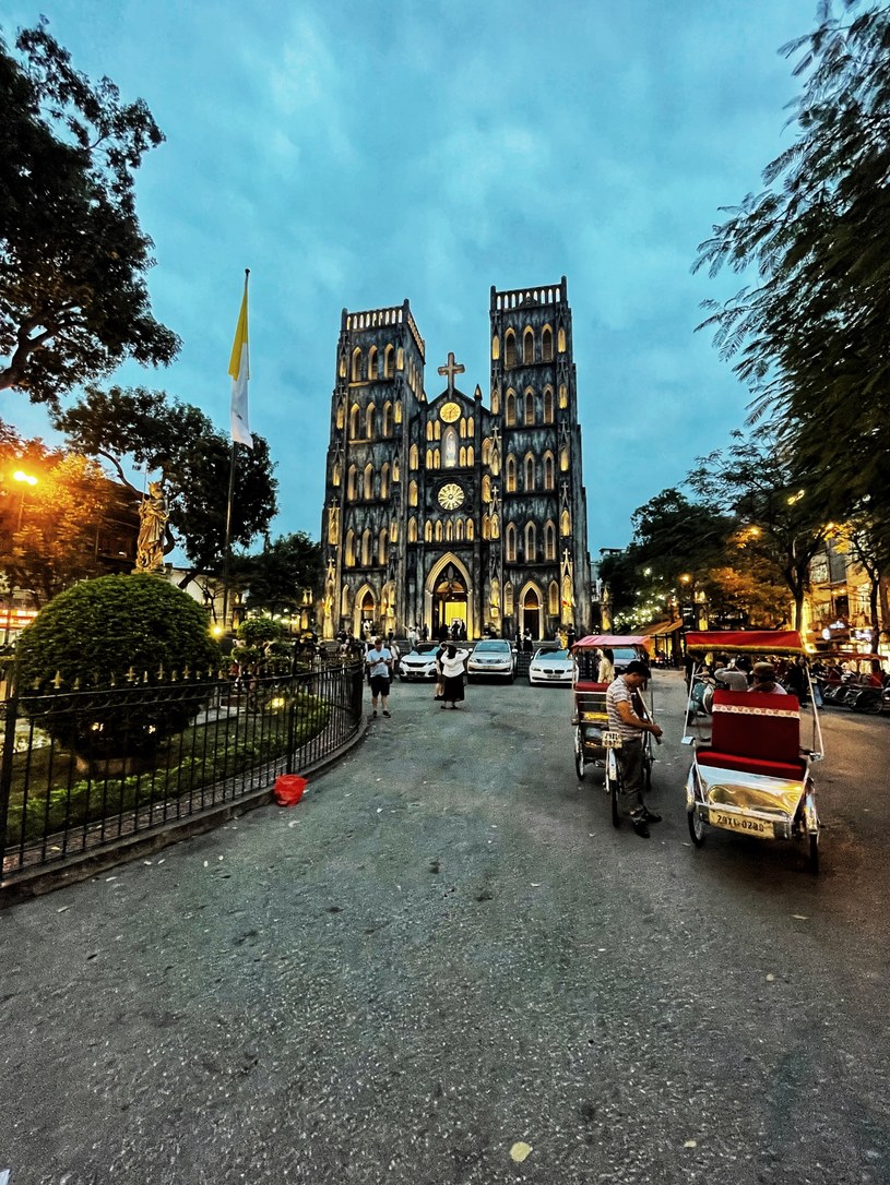 Katedra świętego Józefa w Hanoi tuż po zmroku /Agnieszka Maciaszek /Archiwum autora