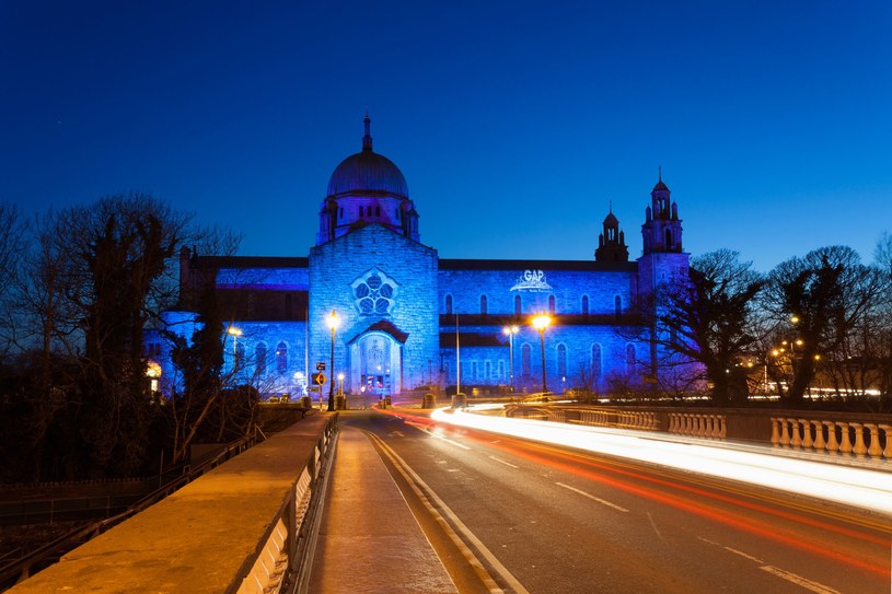 Katedra w Galway w Irlandii świeci się na niebiesko, z okazji Światowego Dnia Świadomości Autyzmu 2 kwietnia 2013 r. /123RF/PICSEL