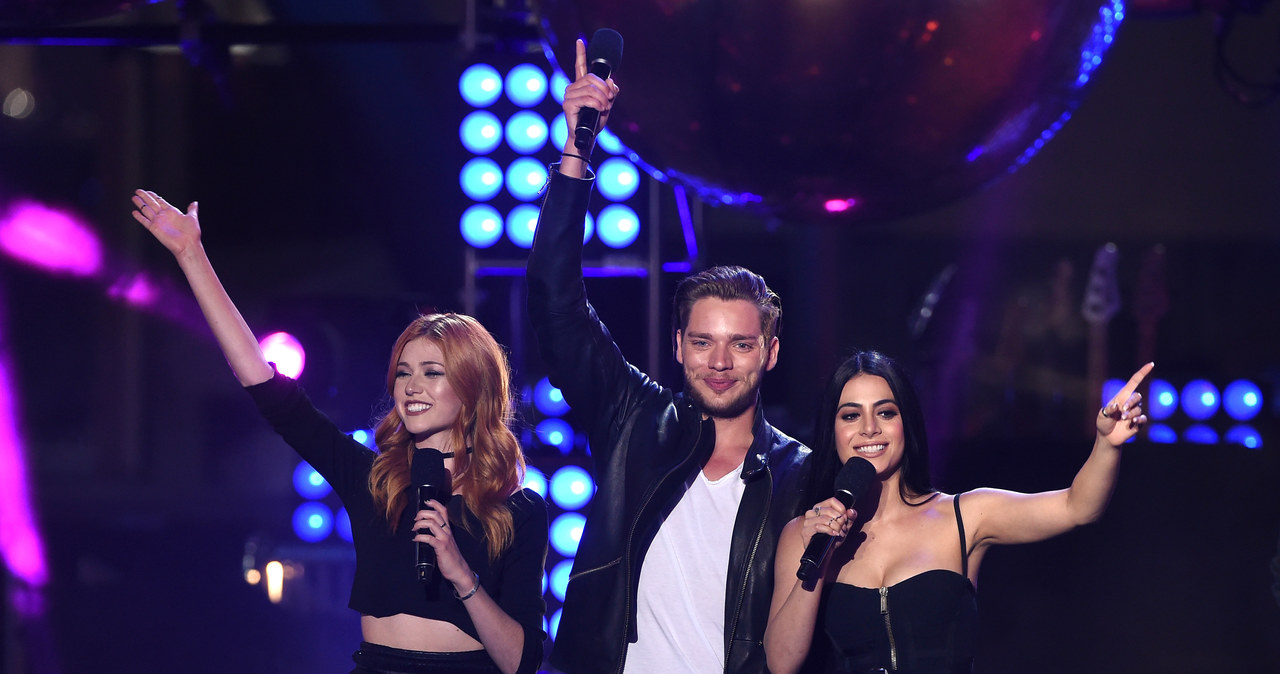 Katherine McNamara, Dominic Sherwood i Emeraude Toubia na rozdaniu nagród MTV Fandom Awards. /Kevin Winter /Getty Images