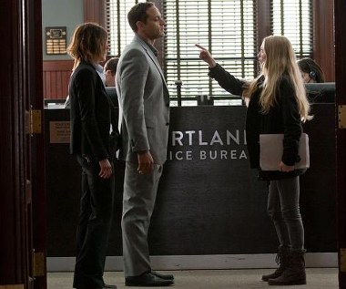 Katherine Moenning, Daniel Sunjata i Amanda Seyfried w scenie z filmu "Zaginiona"