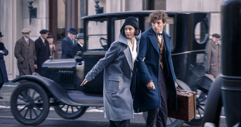 Katherine Waterston i Eddie Redmayne w filmie "Fantastyczne zwierzęta i jak je znaleźć" /materiały prasowe