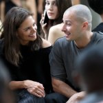 Katie Holmes Katie Holmes promienieje u boku partnera na New York Fashion Week. Jej stylizacja zaskoczyła wszystkich