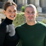 Katie Holmes z ukochanym na Paris Fashion Week. Romantyczny duet skradł show