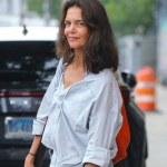 Katie Holmes Katie Holmes zachwyca naturalnością. 47-letnia aktorka wyszła bez makijażu w klasycznej stylizacji