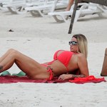 Katie Price pręży się na plaży w skąpym bikini