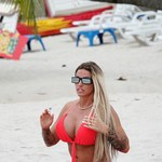 Katie Price pręży się na plaży w skąpym bikini