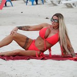 Katie Price pręży się na plaży w skąpym bikini