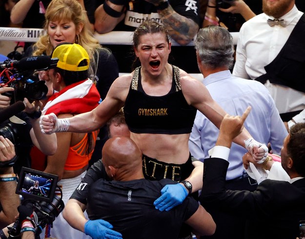 Katie Taylor jest jedną z najbardziej utytułowanych zawodniczek w historii boksu amatorskiego /JASON SZENES    /PAP/EPA