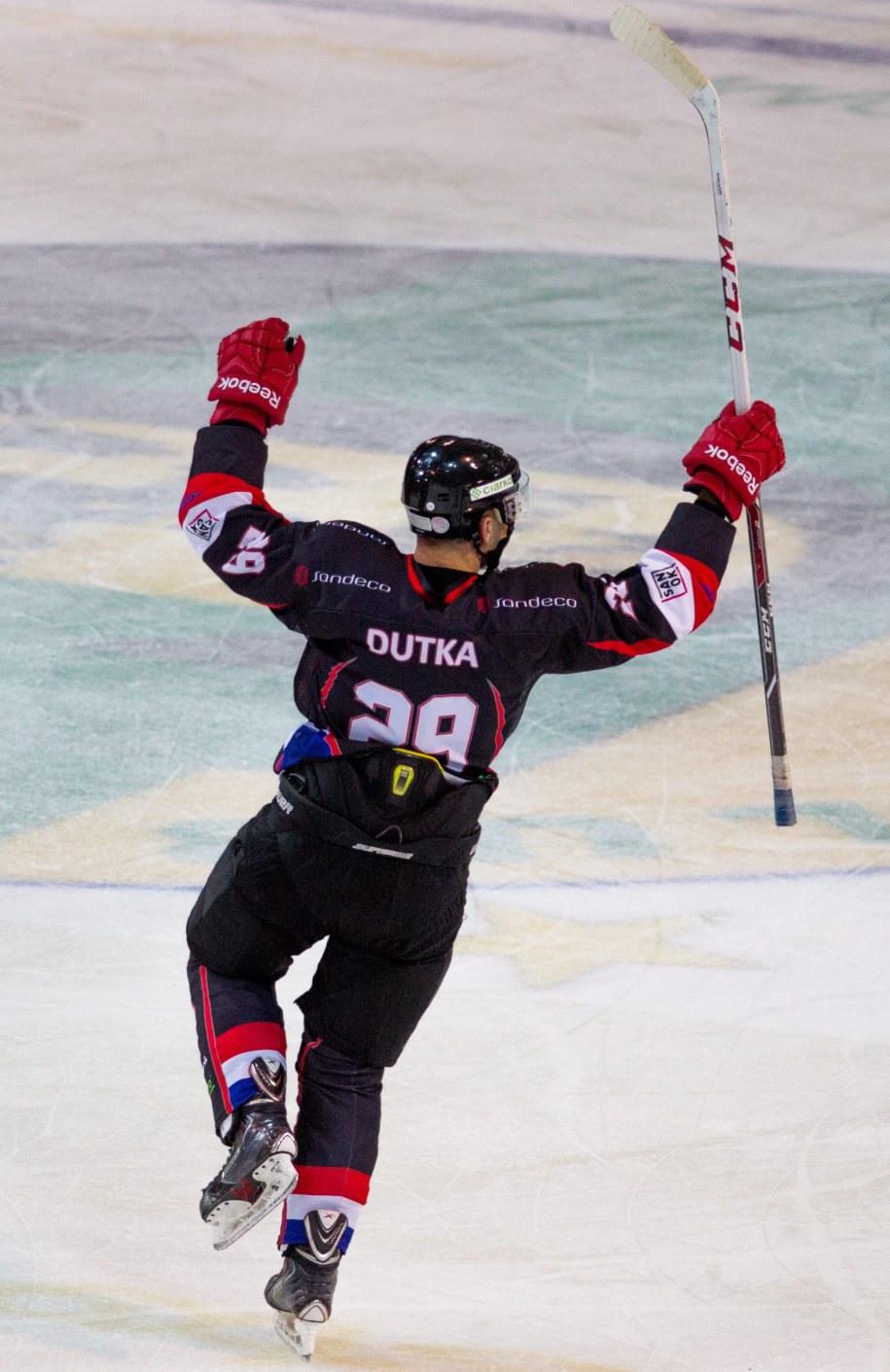 Katowice, 17 stycznia 2014. Rafał Dutka fetuje strzelenie gola w meczu z HC GKS-em Katowice /Andrzej Grygiel /PAP