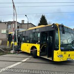 Katowice: Autobus zdemolował szlaban i utknął na przejeździe kolejowym