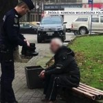 Katowice: Policjant oddał bezdomnemu własne buty