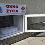 Katowice: Wyszedł z 3-letnią córką na spacer i zostawił ją w oknie życia. Policja szuka ojca