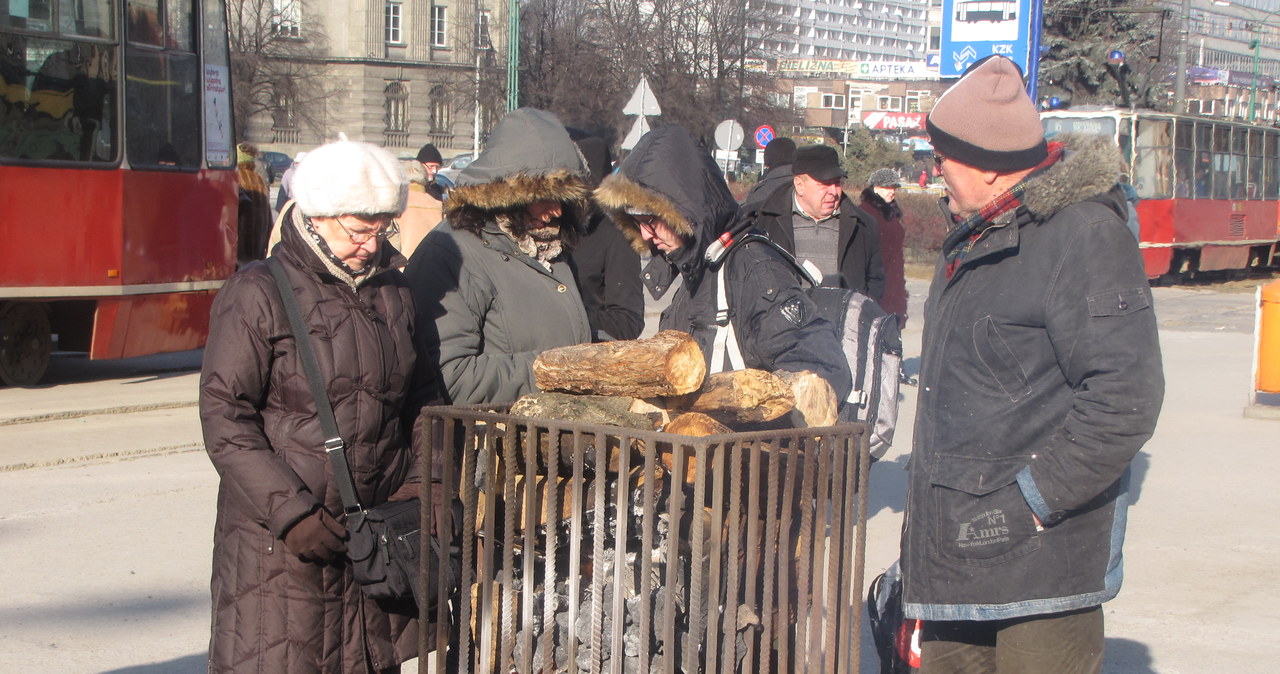 Katowiczanie grzeją się przy koksownikach