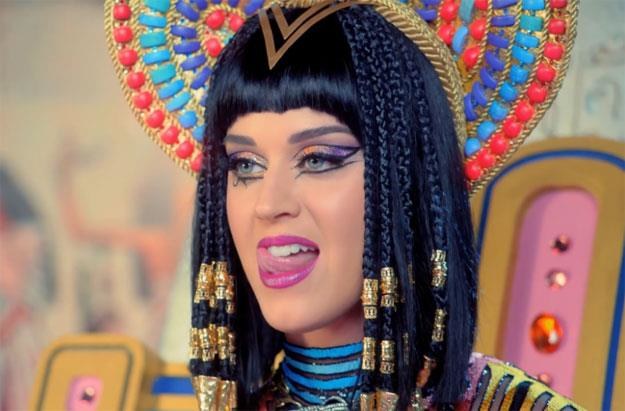 Katy Perry jako Kleopatra w klipie "Dark Horse" /
