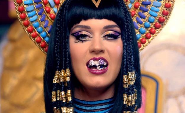 Katy Perry jako Kleopatra z "grillem" na zębach /