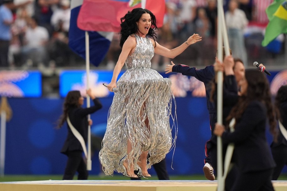 Katy Perry podczas meczu otwarcia na stadionie w Los Angeles /	SCOTT STRAZZANTE