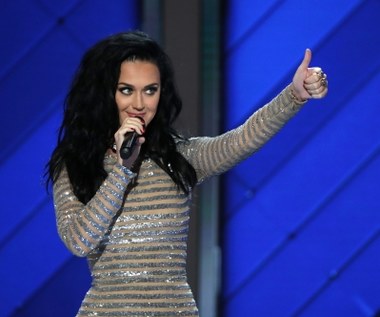 Katy Perry skacze ze spadochronem w teledysku "Rise" 