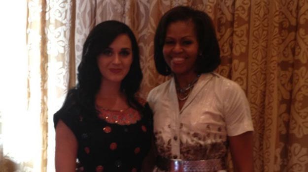 Katy Perry z Michelle Obamą. Może warto zainwestować w lepszy aparat w telefonie? - fot. Twitter /