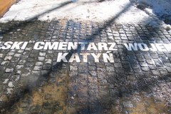 Katyń. Tutaj leży 4421 polskich oficerów zamordowanych przez NKWD