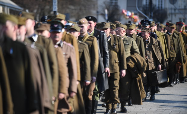 Katyński Marsz Cieni w historycznych mundurach, w hołdzie zamordowanym