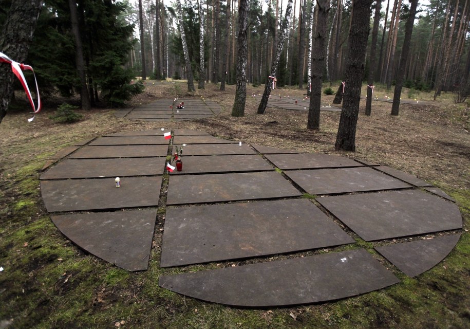 Katyńskie doły śmierci, w których pogrzebano pomordowanych polskich oficerów /Grzegorz Jakubowski /PAP