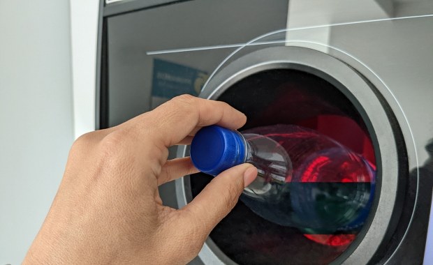 Kaucja za butelki i puszki krok po kroku. Poradnik mistrza recyklingu