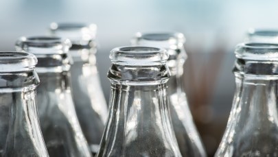 Kaucja za butelki szklane i plastikowe. Projekt trafił do konsultacji