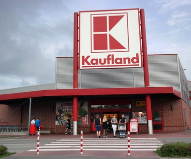 Kaufland podnosi pensje pracownikom. Jak od stycznia wypada na tle Biedronki i Lidla?