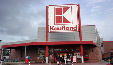 Kaufland podnosi pensje pracownikom. Jak od stycznia wypada na tle Biedronki i Lidla?